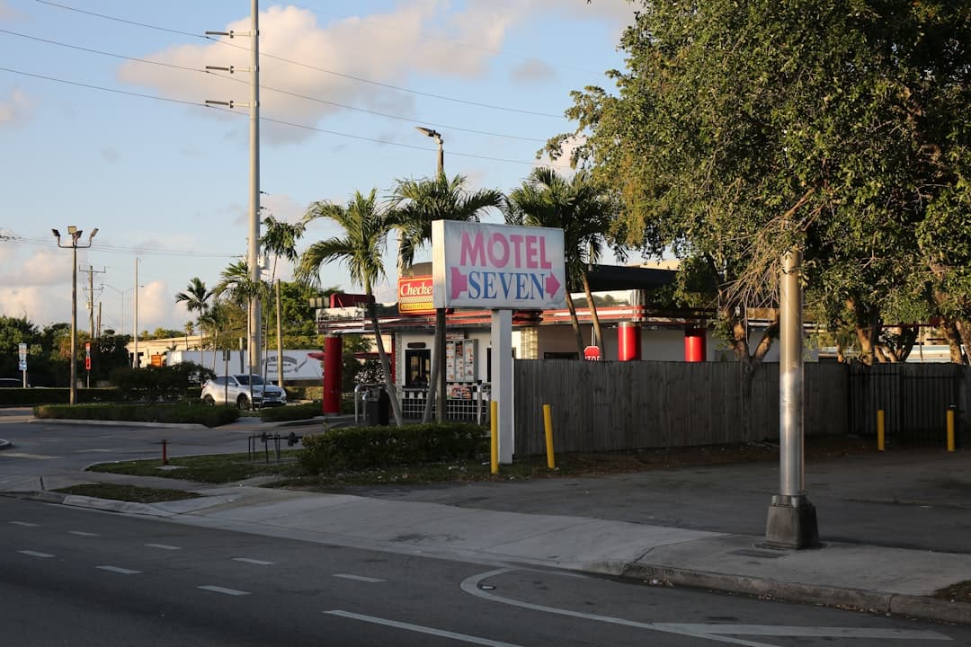 Motel seven stands by the road. — Photo by Larry Bateman on Unsplash