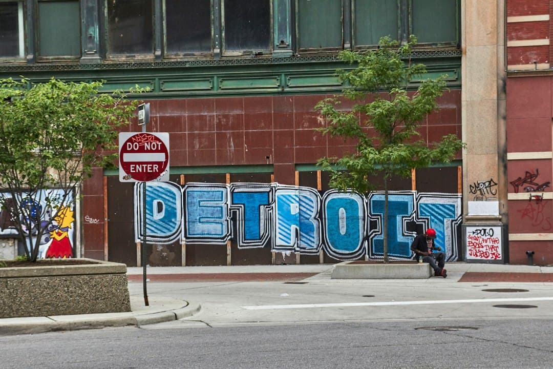 A street corner with a sign that says detroit — Photo by Ulrich Kaiser on Unsplash