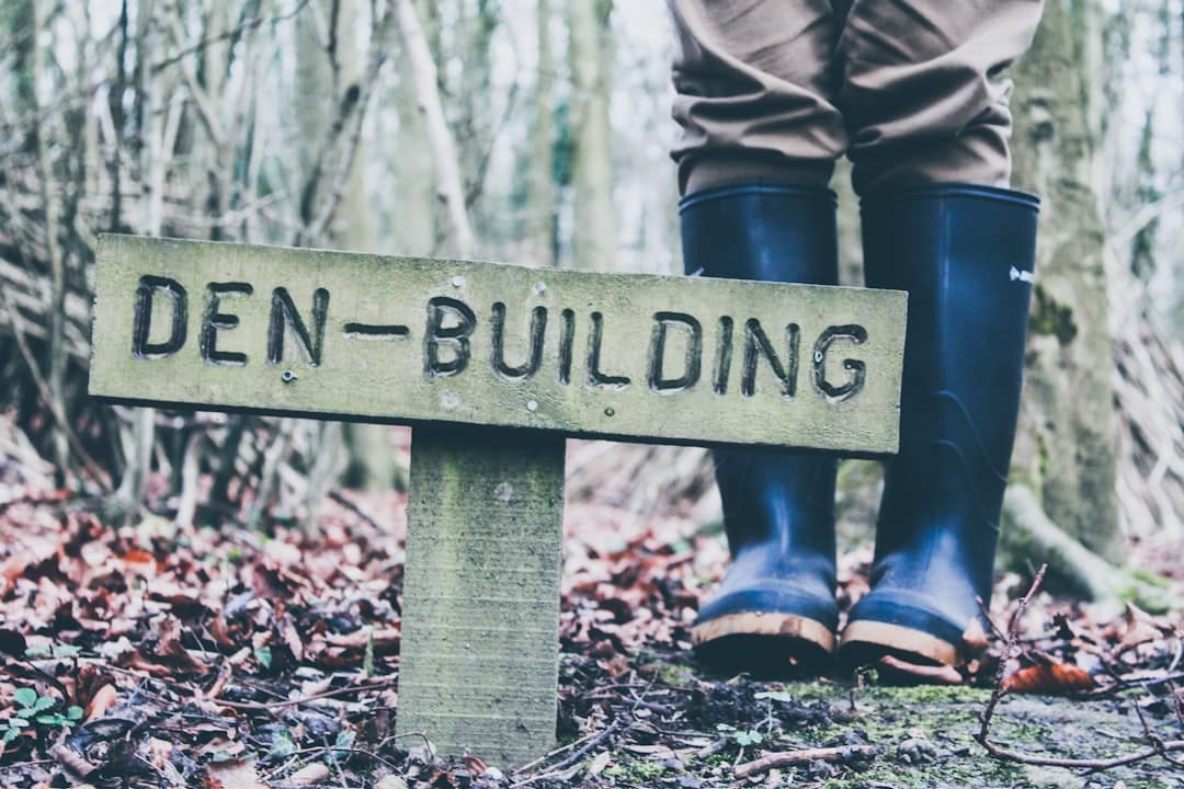 Den-Building print road sign — Photo by Siora Photography on Unsplash