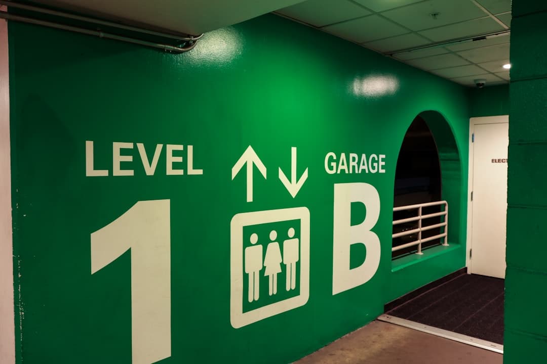Green wall with level 1 garage b sign — Photo by Alex Oviedo on Unsplash