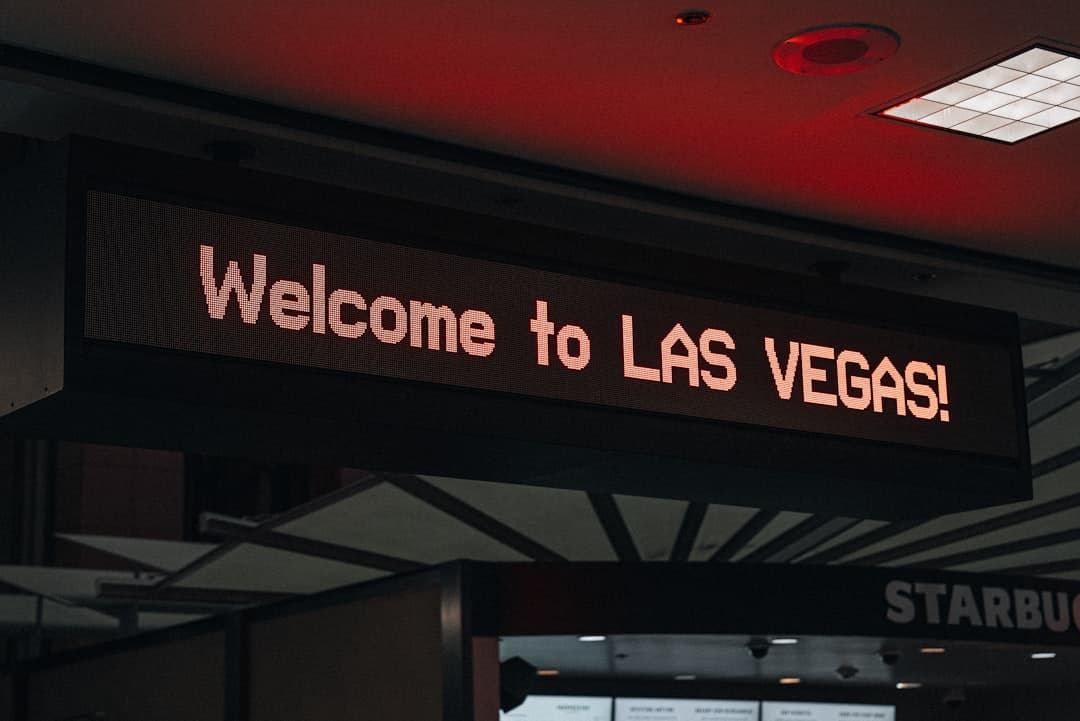 a sign that says welcome to las vegas — Photo by Nejc Soklič on Unsplash