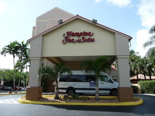 Hampton Inn & Suites Ft. Lauderdale Airport (FLL) - Gallery 1